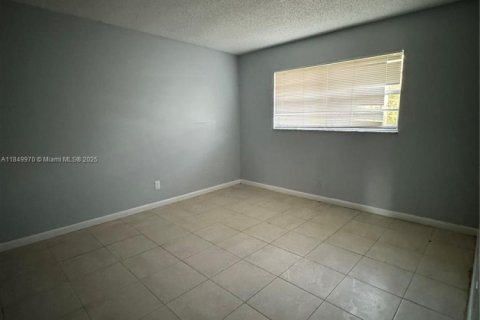 Appartement à louer à Pembroke Pines, Floride: 3 chambres, 2454.11 m2 № 1854925 - photo 3