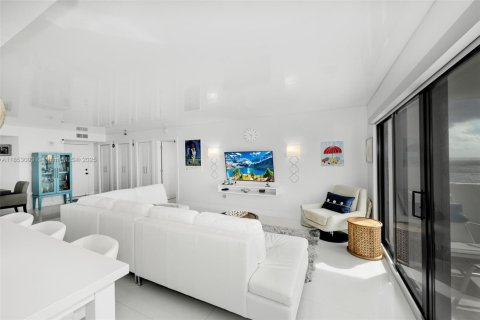 Condo in Hollywood, Florida, 2 bedrooms  № 1888894 - photo 2