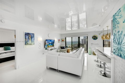 Condo in Hollywood, Florida, 2 bedrooms  № 1888894 - photo 10