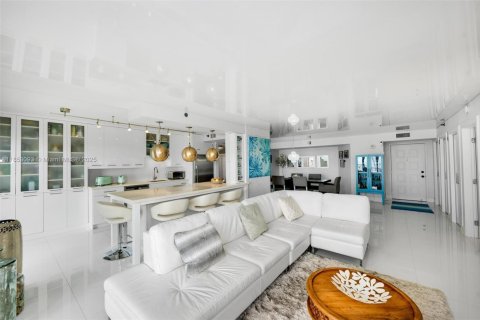 Condo in Hollywood, Florida, 2 bedrooms  № 1888894 - photo 17