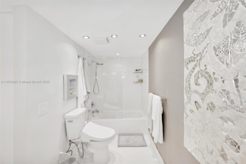 Condo in Hollywood, Florida, 2 bedrooms  № 1888894 - photo 27