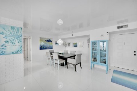 Condo in Hollywood, Florida, 2 bedrooms  № 1888894 - photo 16