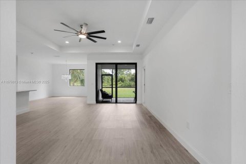 Casa en venta en Lehigh Acres, Florida, 3 dormitorios, 165.18 m2 № 1951370 - foto 5