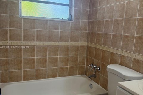 Villa ou maison à louer à Cutler Bay, Floride: 3 chambres, 93.18 m2 № 1976325 - photo 25