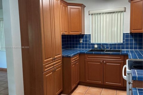 Villa ou maison à louer à Cutler Bay, Floride: 3 chambres, 93.18 m2 № 1976325 - photo 7