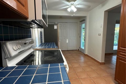 Villa ou maison à louer à Cutler Bay, Floride: 3 chambres, 93.18 m2 № 1976325 - photo 2