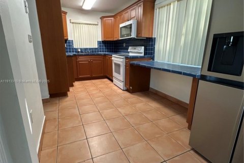 Villa ou maison à louer à Cutler Bay, Floride: 3 chambres, 93.18 m2 № 1976325 - photo 10