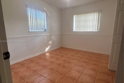 Villa ou maison à louer à Cutler Bay, Floride: 3 chambres, 93.18 m2 № 1976325 - photo 4