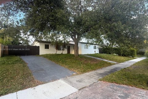 Villa ou maison à louer à Cutler Bay, Floride: 3 chambres, 93.18 m2 № 1976325 - photo 1