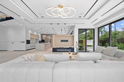 House in Lauderdale-by-the-Sea, Florida 4 bedrooms, 347.55 sq.m. № 1844088 - photo 13