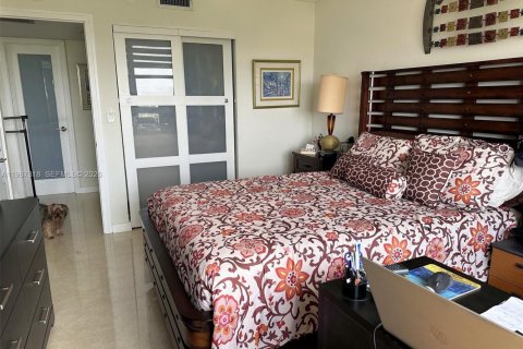 Купить кондоминиум в Майами, Флорида 3 спальни, 177.72м2, № 2154110 - фото 17
