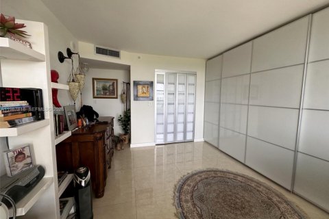 Купить кондоминиум в Майами, Флорида 3 спальни, 177.72м2, № 2154110 - фото 13