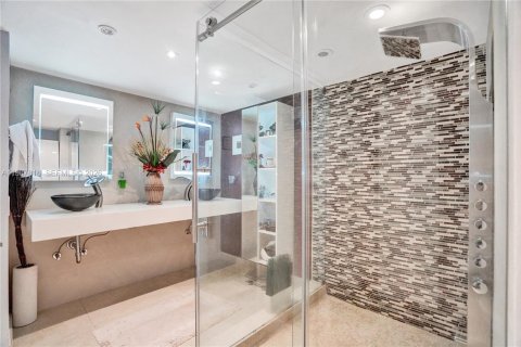 Купить кондоминиум в Майами, Флорида 3 спальни, 177.72м2, № 2154110 - фото 15