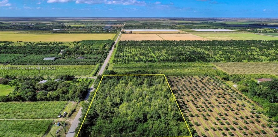 Commercial property in Homestead, Florida № 1935439