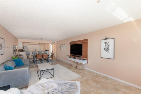 Condo in North Lauderdale, Florida, 2 bedrooms  № 1731174 - photo 4