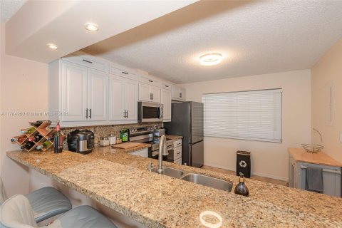 Condo in North Lauderdale, Florida, 2 bedrooms  № 1731174 - photo 6