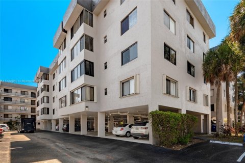 Condo in North Lauderdale, Florida, 2 bedrooms  № 1731174 - photo 1