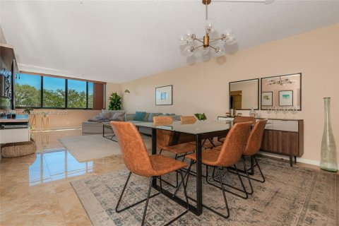 Condo in North Lauderdale, Florida, 2 bedrooms  № 1731174 - photo 11