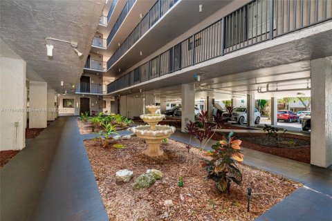 Condo in North Lauderdale, Florida, 2 bedrooms  № 1731174 - photo 2