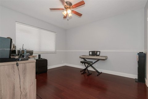 Condo in North Lauderdale, Florida, 2 bedrooms  № 1731174 - photo 22