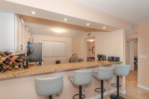 Condo in North Lauderdale, Florida, 2 bedrooms  № 1731174 - photo 9
