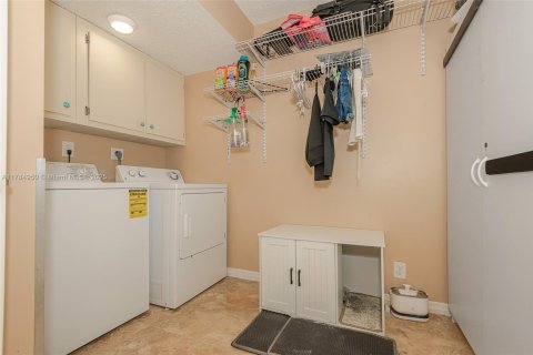 Condo in North Lauderdale, Florida, 2 bedrooms  № 1731174 - photo 25