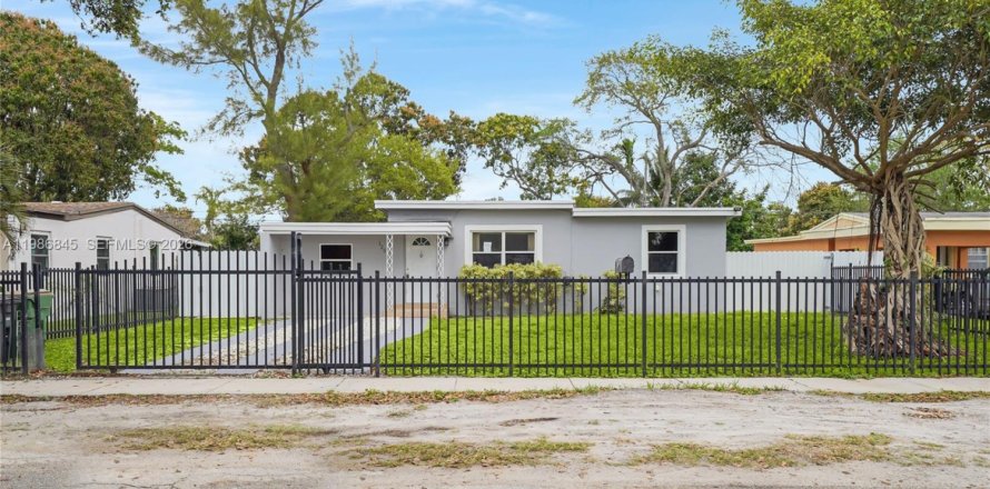 Дом в Норт-Майами, Флорида 3 спальни, 71.35м2 № 2048691