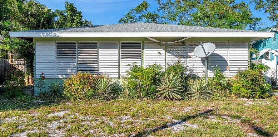 Propiedad comercial en Gulfport, Florida 5 dormitorios, 250.84 m2 № 1537310