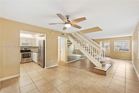 Снять в аренду таунхаус в Купер-Сити, Флорида 3 спальни, 138.24м2, № 1989209 - фото 2