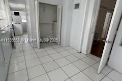 Casa en venta en Miami Beach, Florida, 6 dormitorios, 237.18 m2 № 1861882 - foto 9