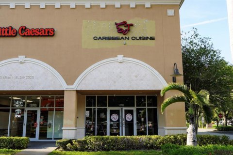 Propiedad comercial en venta en Miramar, Florida № 1766432 - foto 2