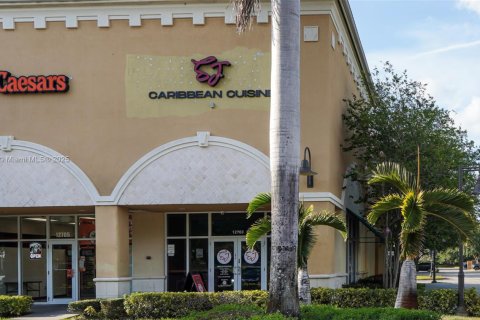 Propiedad comercial en venta en Miramar, Florida № 1766432 - foto 3