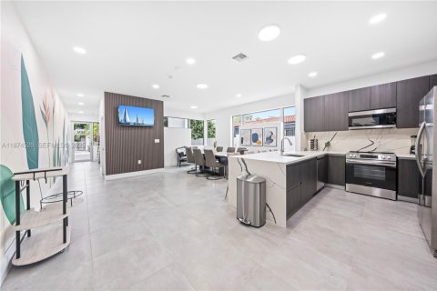 Touwnhouse à vendre à Miami, Floride: 6 chambres, 263.47 m2 № 2089245 - photo 16