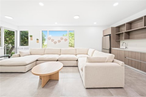 Touwnhouse à vendre à Miami, Floride: 6 chambres, 263.47 m2 № 2089245 - photo 11