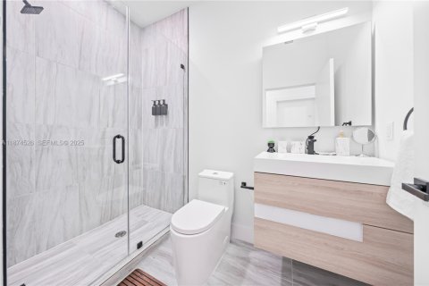 Touwnhouse à vendre à Miami, Floride: 6 chambres, 263.47 m2 № 2089245 - photo 26