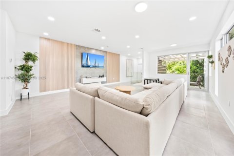 Touwnhouse à vendre à Miami, Floride: 6 chambres, 263.47 m2 № 2089245 - photo 7