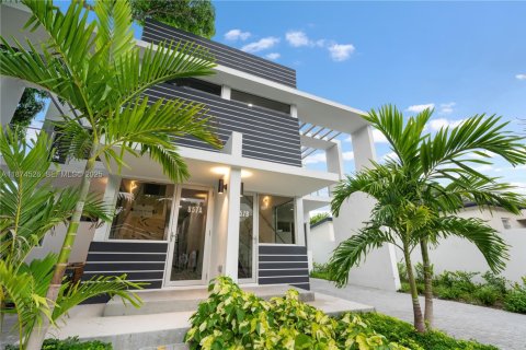 Touwnhouse à vendre à Miami, Floride: 6 chambres, 263.47 m2 № 2089245 - photo 6