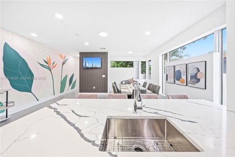 Touwnhouse à vendre à Miami, Floride: 6 chambres, 263.47 m2 № 2089245 - photo 24