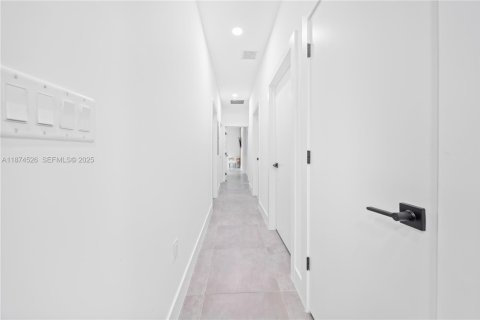 Touwnhouse à vendre à Miami, Floride: 6 chambres, 263.47 m2 № 2089245 - photo 25