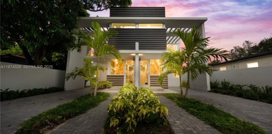 Touwnhouse à Miami, Floride 6 chambres, 263.47 m2 № 2089245