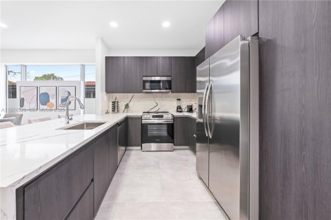 Touwnhouse à vendre à Miami, Floride: 6 chambres, 263.47 m2 № 2089245 - photo 17