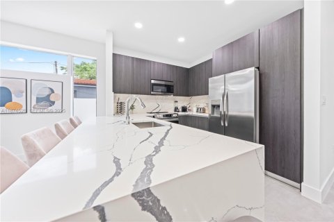 Touwnhouse à vendre à Miami, Floride: 6 chambres, 263.47 m2 № 2089245 - photo 19