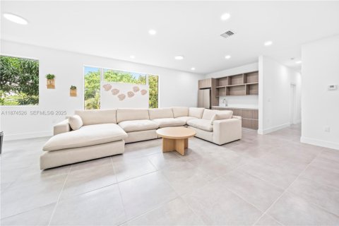 Touwnhouse à vendre à Miami, Floride: 6 chambres, 263.47 m2 № 2089245 - photo 9