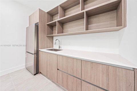 Touwnhouse à vendre à Miami, Floride: 6 chambres, 263.47 m2 № 2089245 - photo 15