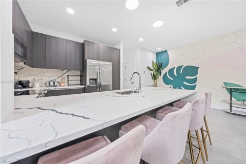 Touwnhouse à vendre à Miami, Floride: 6 chambres, 263.47 m2 № 2089245 - photo 20
