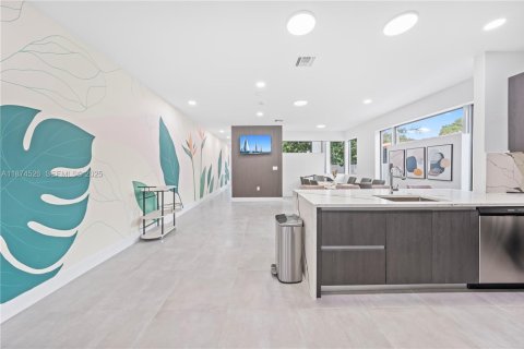 Touwnhouse à vendre à Miami, Floride: 6 chambres, 263.47 m2 № 2089245 - photo 18