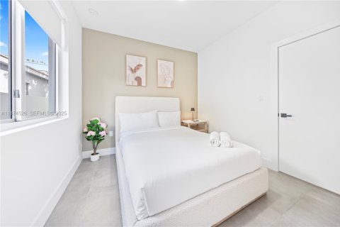 Touwnhouse à vendre à Miami, Floride: 6 chambres, 263.47 m2 № 2089245 - photo 30