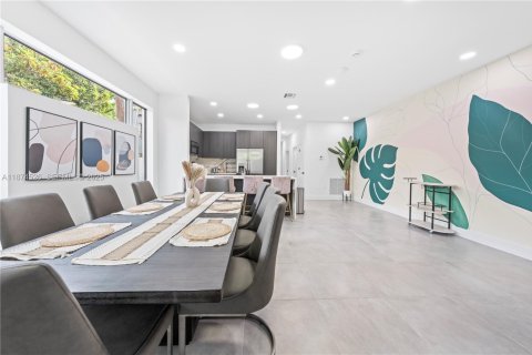 Touwnhouse à vendre à Miami, Floride: 6 chambres, 263.47 m2 № 2089245 - photo 22