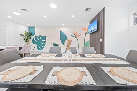 Touwnhouse à vendre à Miami, Floride: 6 chambres, 263.47 m2 № 2089245 - photo 23