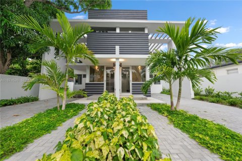 Touwnhouse à vendre à Miami, Floride: 6 chambres, 263.47 m2 № 2089245 - photo 4